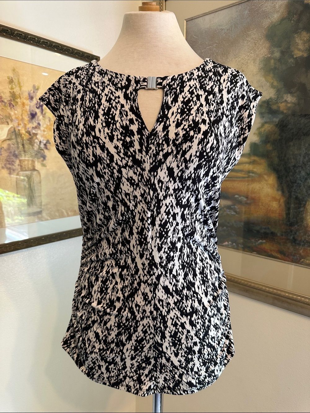 Vince Camuto Black & White Printed Cap-Sleeve Top w/ Ruched Sides Size Medium